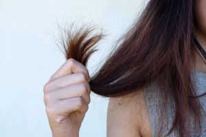 Read more about the article Why Does My Hair Feel Like Straw? Causes and Solutions for Softer Locks
